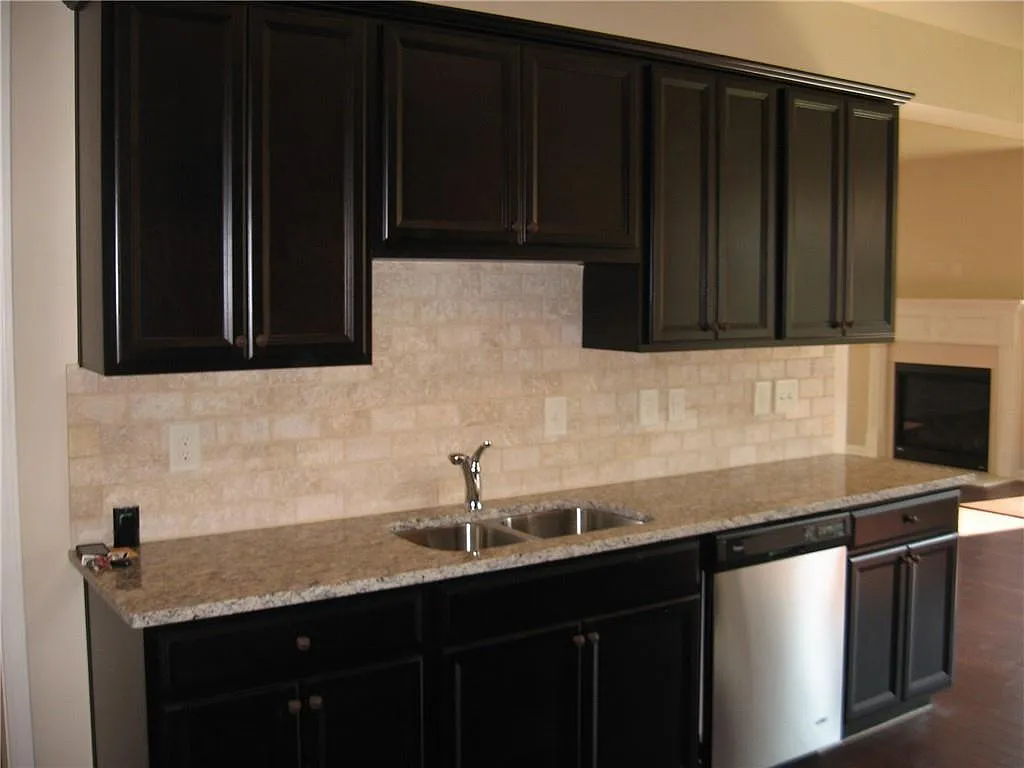 4 bed, 2.5 bath, 2483 sqft, $2,800 — Photo 2