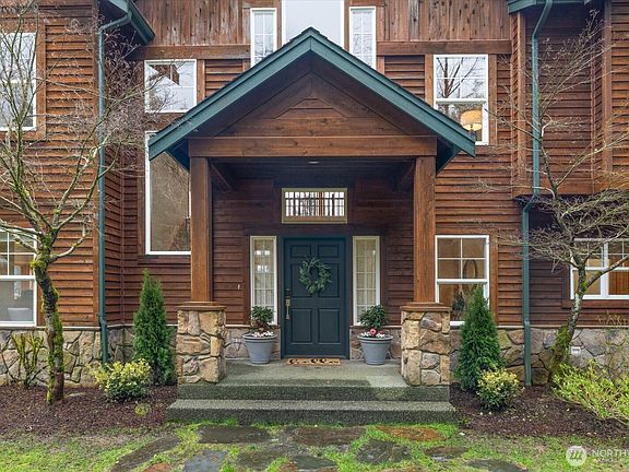 3rd image of 16470 Uplands Way SE
