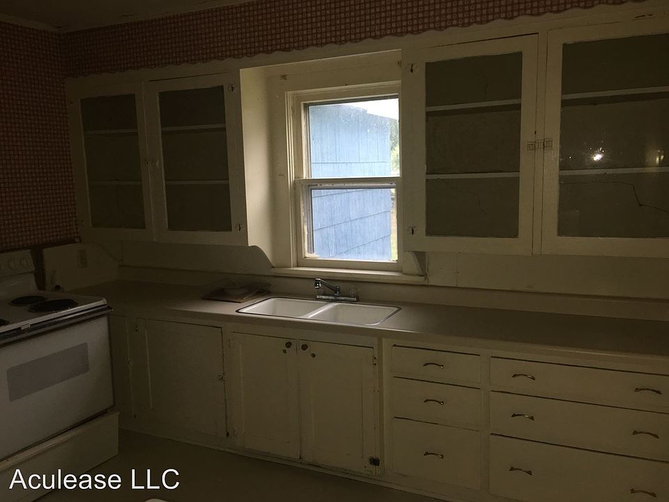 2nd image of 410 W 9th St