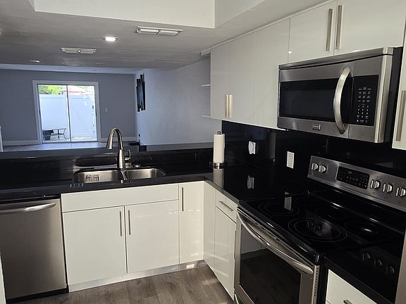 5th image of 4703 SW Santa Barbara Pl APT 12