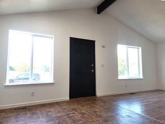 5th image of 218 E 8th Pl