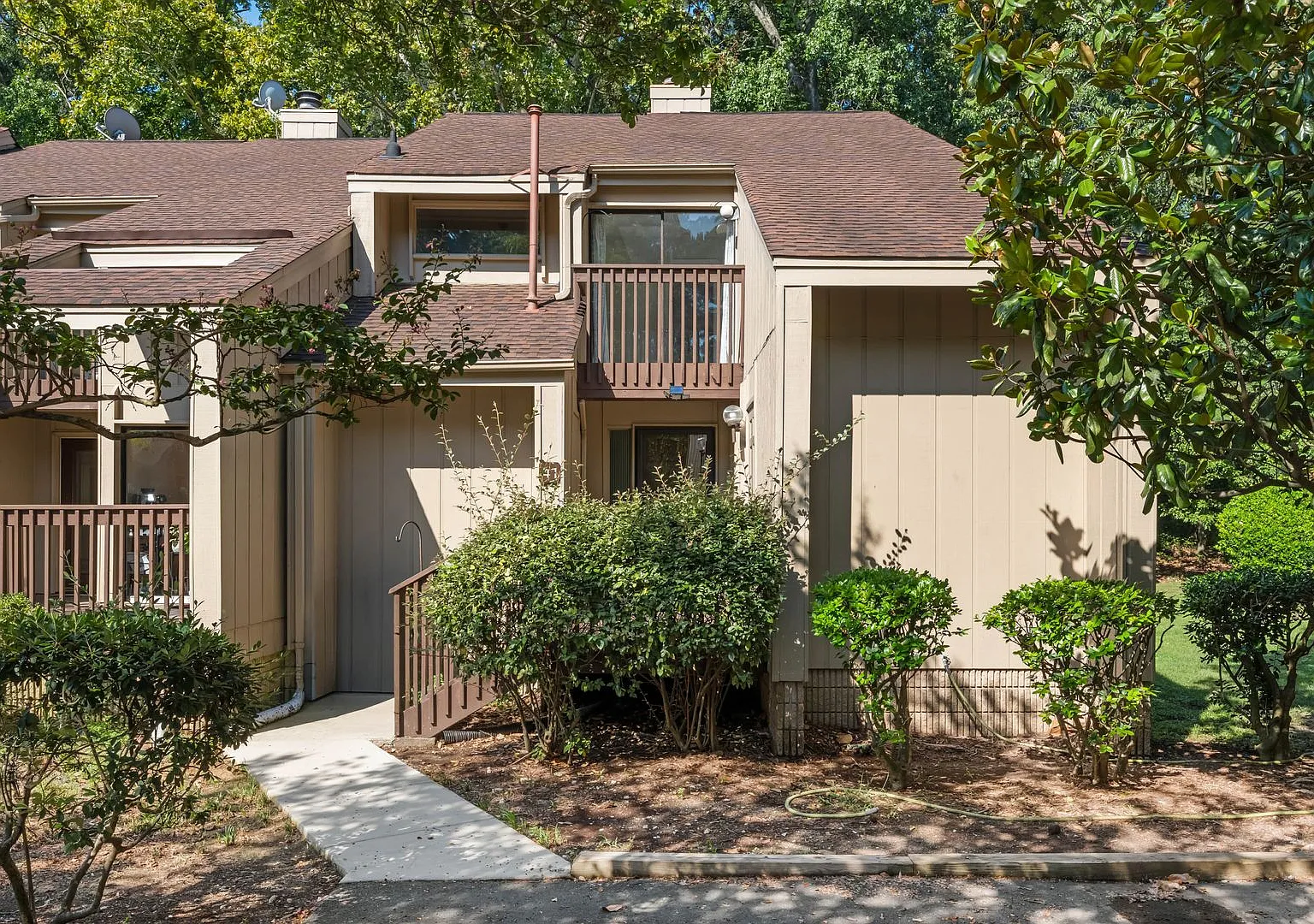 Fall Special $500 Off Your First Full Month! Spacious 3-Bedroom End Unit In Five Oaks | Durham, Nc — Photo 1