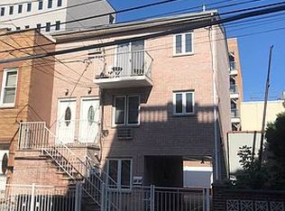 23-12 32nd St #2R, Astoria, NY 11105