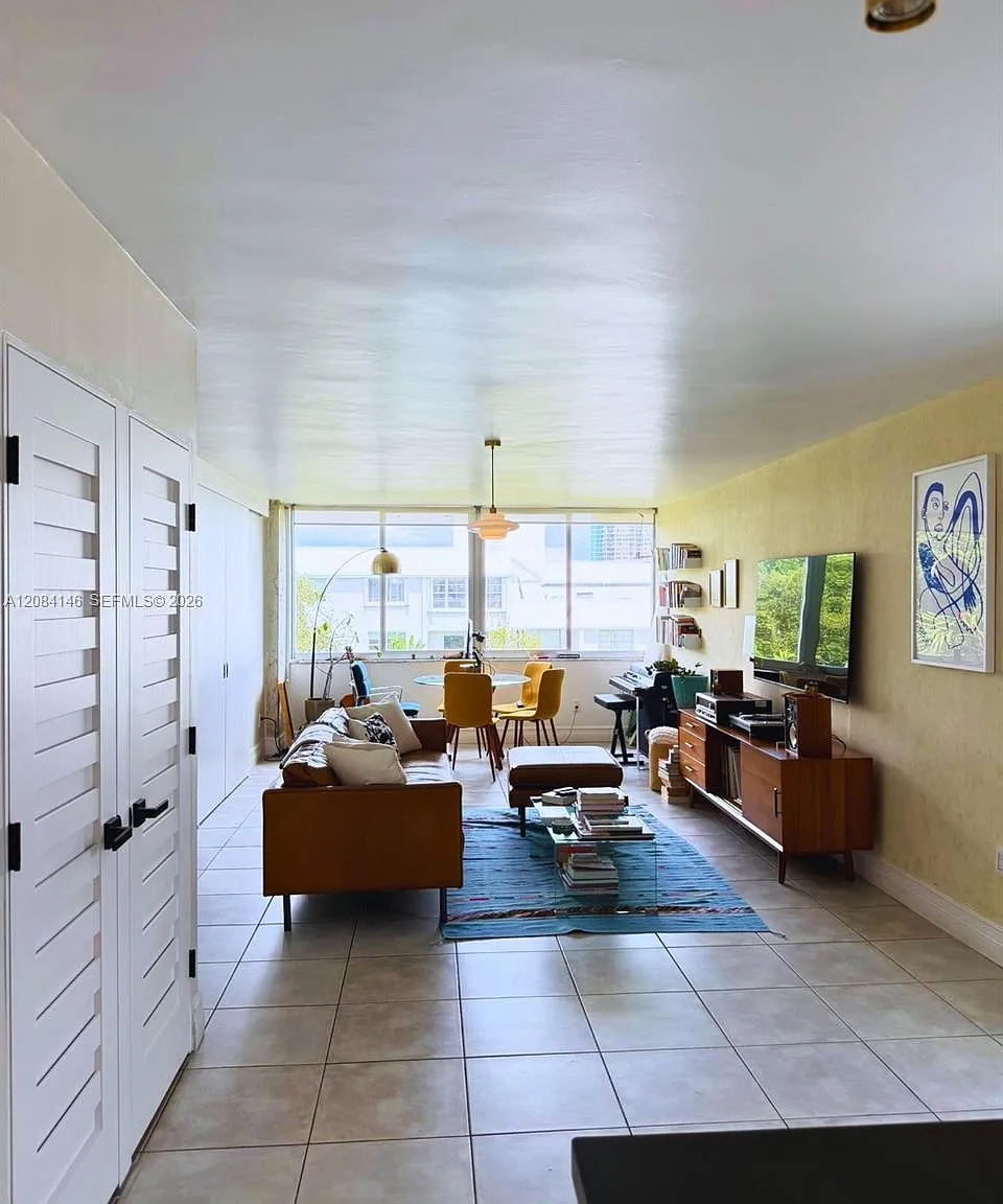 Nirvana Condo No Two Cond — Photo 2