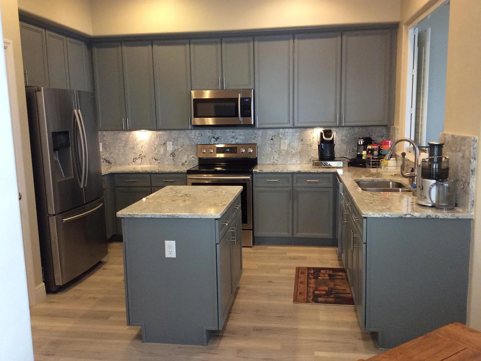 3 bed, 2.5 bath, 2552 sqft, $3,800 — Photo 3