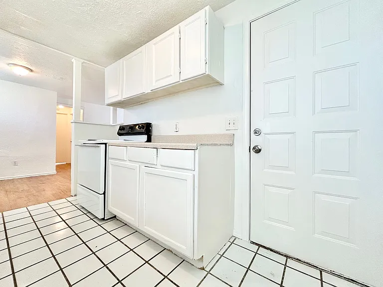 1700 Karen Dr — Photo 9
