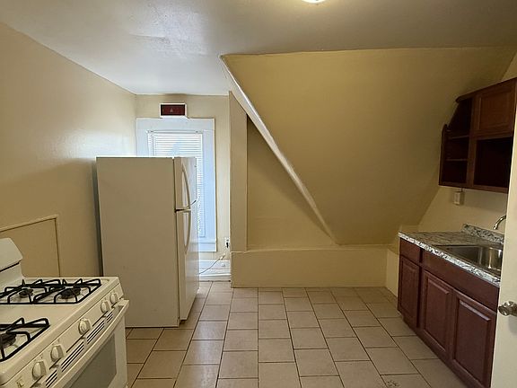 4th image of 621 Howard Ave #C