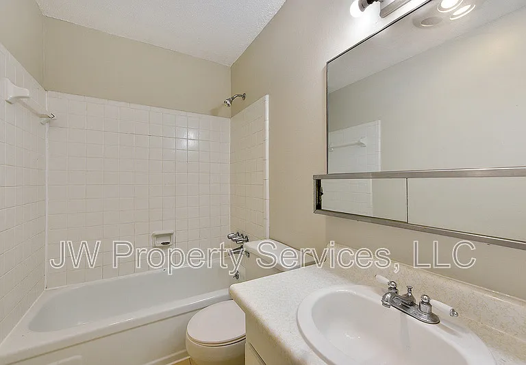 309 Lilac St — Photo 10
