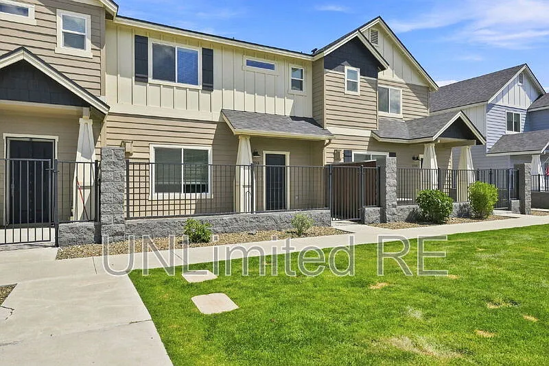 3 bed, 2.5 bath, 1600 sqft, $2,495 — Photo 3