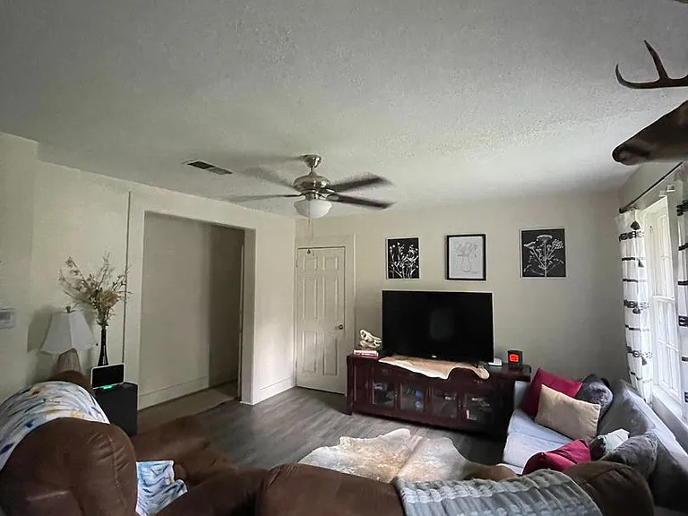 323 Mackechney St — Photo 9