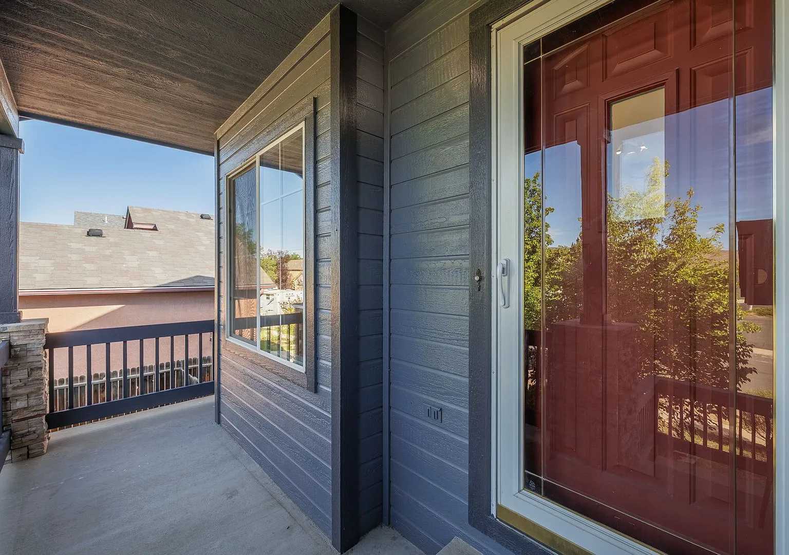 Lovely 4 bedroom home on large lot — Photo 3