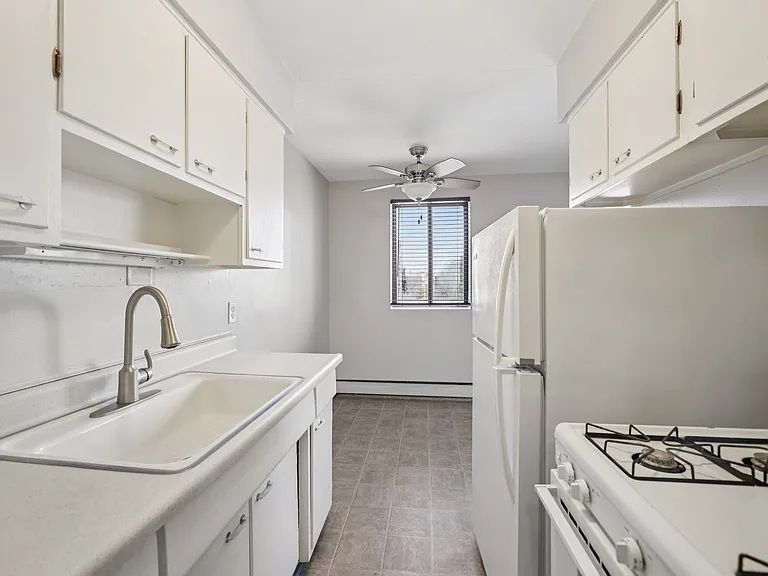 214 Place Apartments — Photo 3