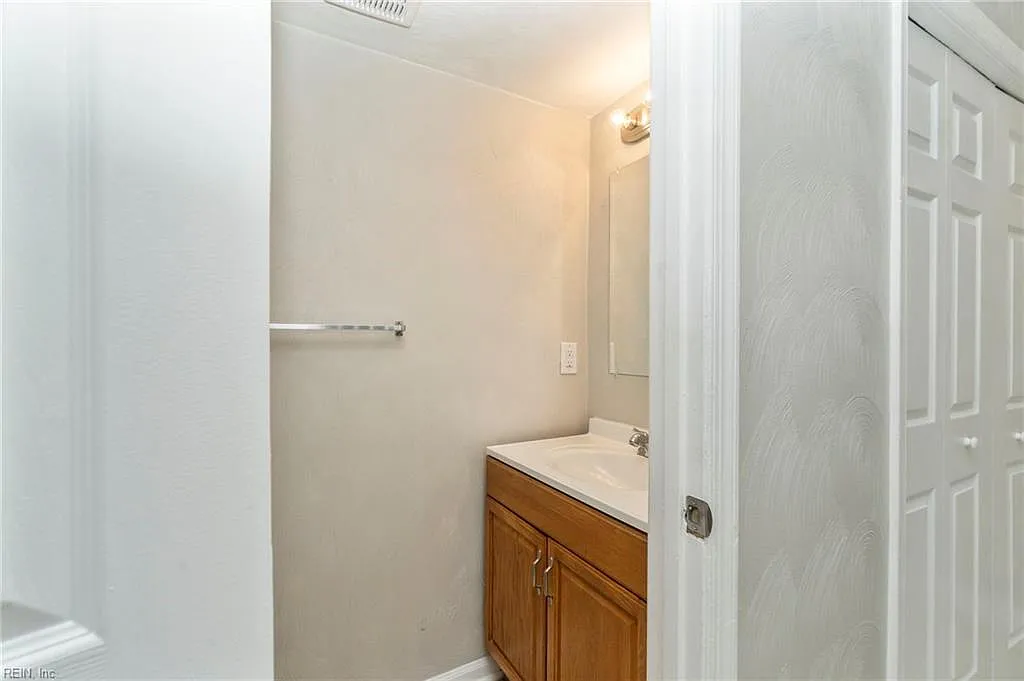 Building Photo - 5989 Clear Springs Ct