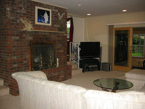 family room w/fireplace