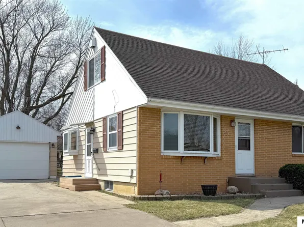 99 Mission Dr, Mason City, IA 50401
