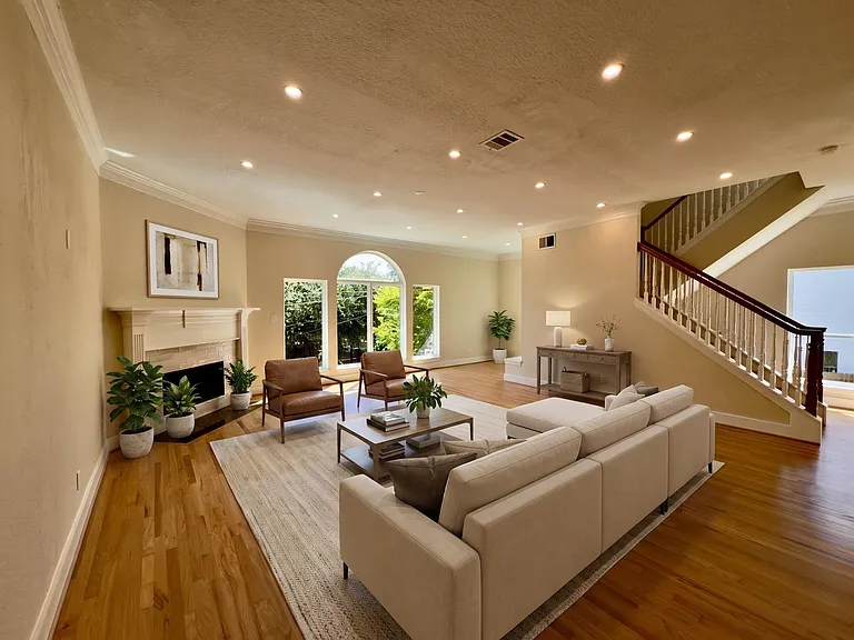1323 Rosewood St — Photo 1