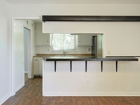3rd image of 2740 Nansen Ave