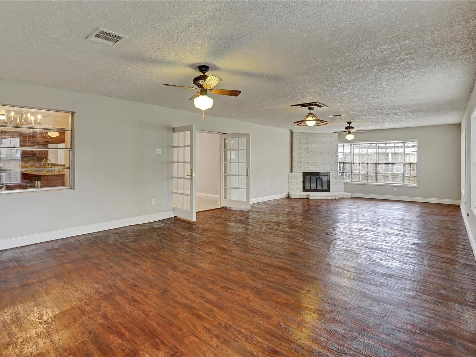 4 bed, 2.0 bath, 2433 sqft, $1,900 — Photo 4