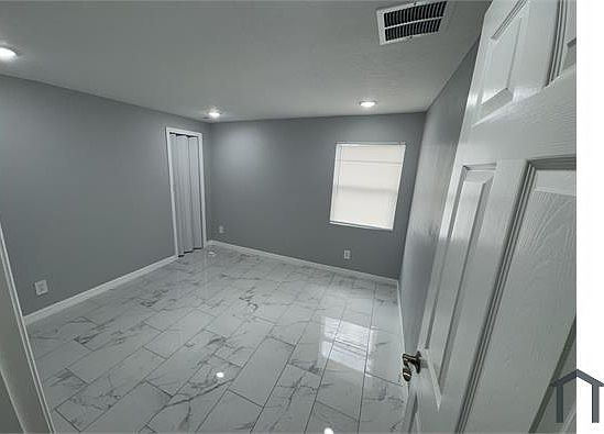 5th image of 110 E Carroll St