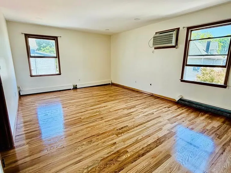 110 Humphrey Ave — Photo 3