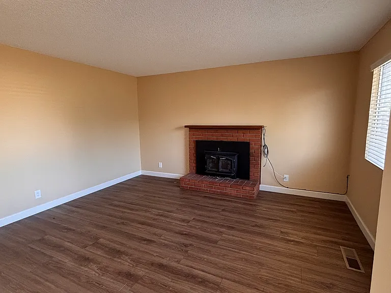 10449 Pioneer Ave — Photo 8