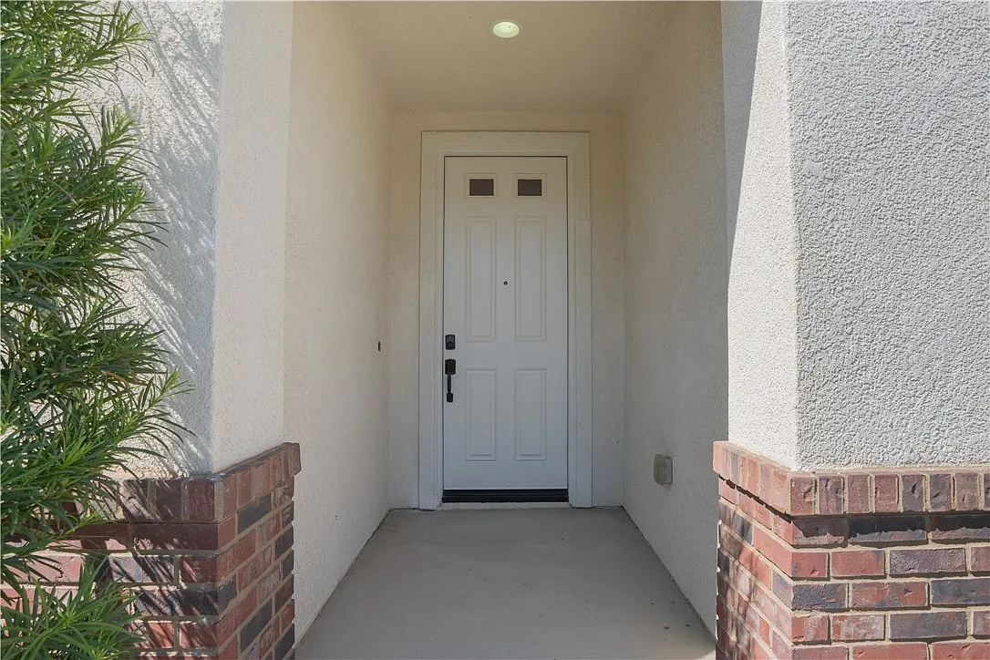 5 bed, 2728 sqft, $3,490 — Photo 3