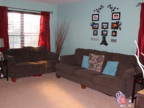 4th image of 1049 Carriage Hill Dr