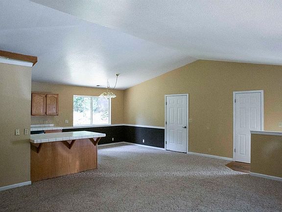 5th image of 2696 Iris Ln
