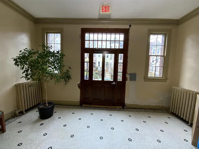 1818 Vernon St NW #203 — Photo 3