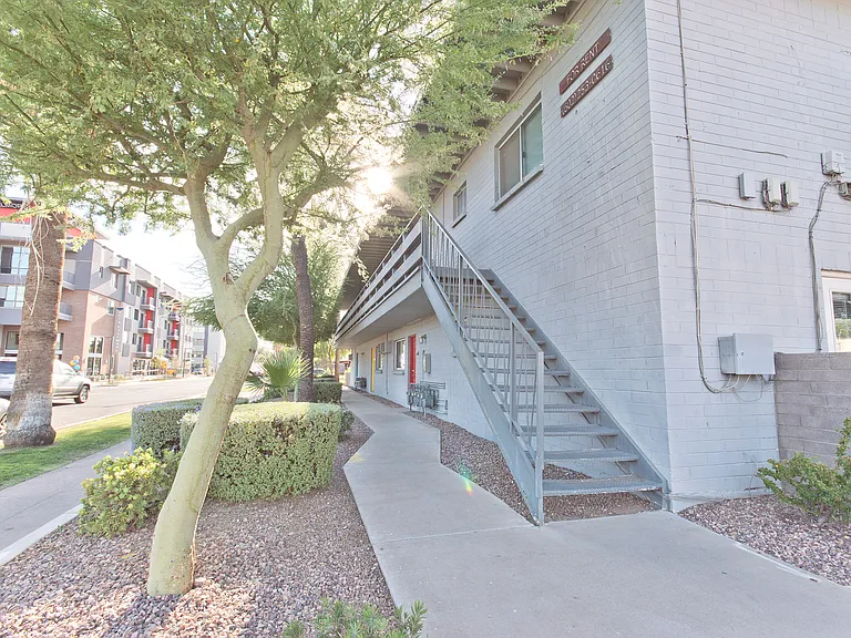 Space on 6th — Photo 7