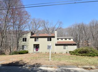 35 Tudor Ln, Trumbull, CT 06611