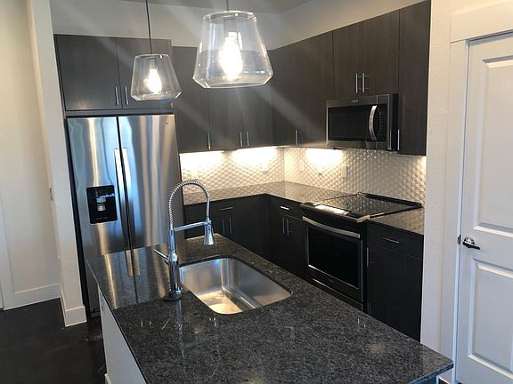5th image of 2612 Throckmorton St