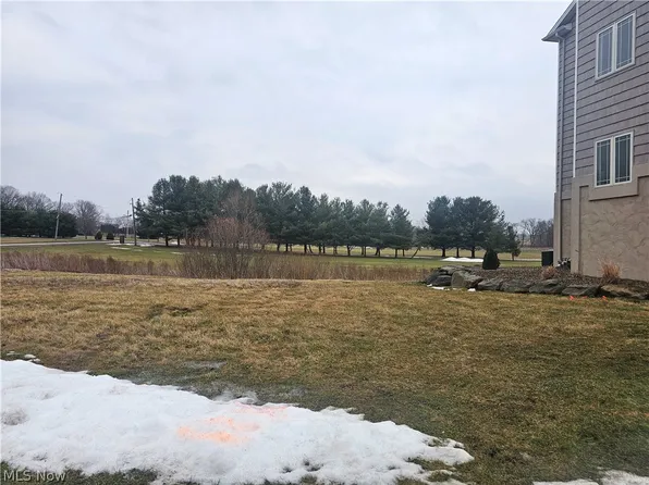 30 Shores Dr, Youngstown, OH 44514