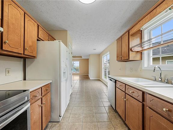 5th image of 300 Sunny Ln