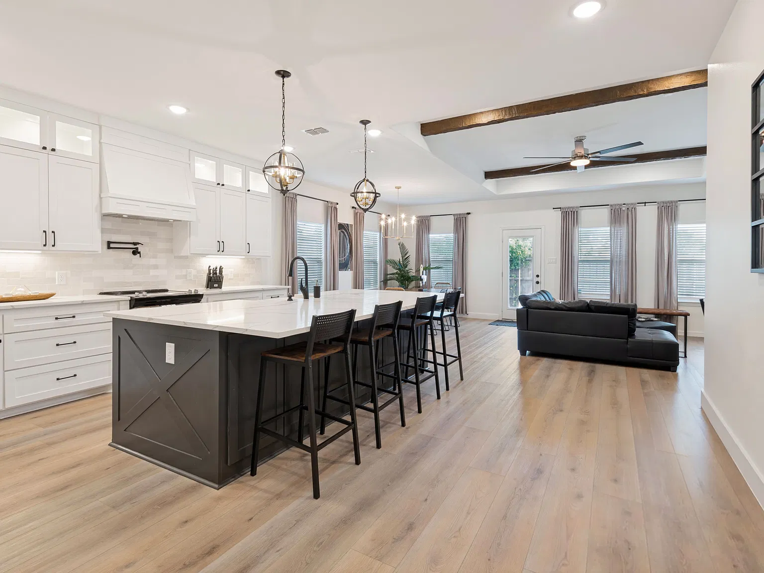5 bed, 2698 sqft, $4,300 — Photo 3