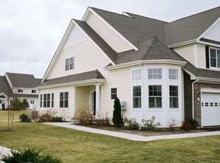 8 Carnoustie Cir, Bloomfield, CT 06002