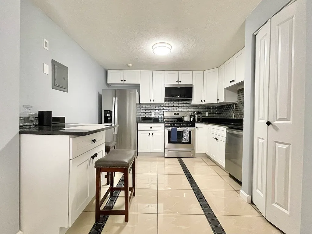 Building Photo - 10 Kenmar Dr #26