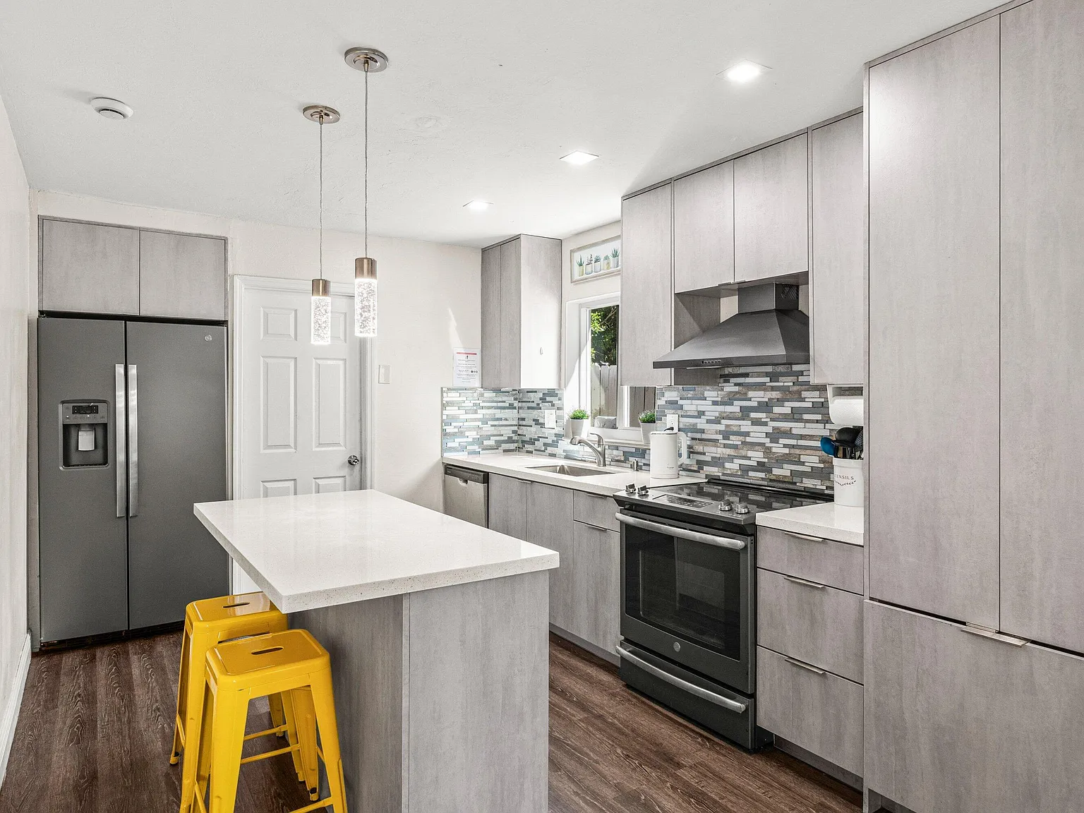 3 bed, 2.0 bath, 1495 sqft, $3,500 — Photo 4