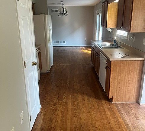 5th image of 121 Amherst Ln