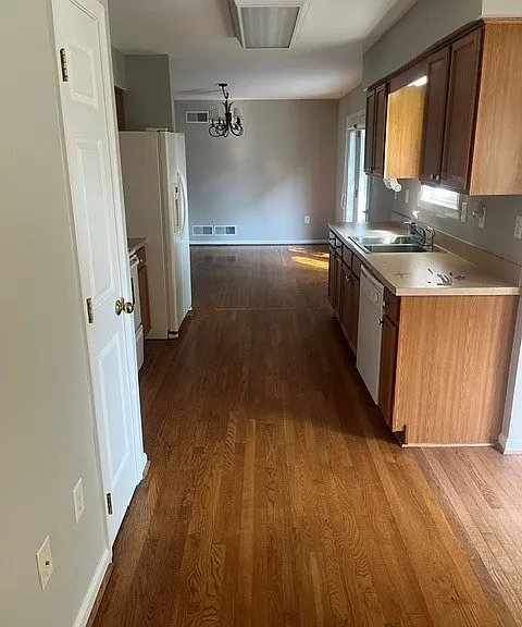 121 Amherst Ln — Photo 5