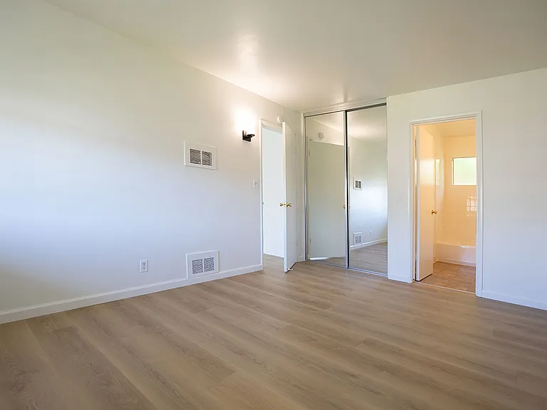 15 W Islay St #D — Photo 5