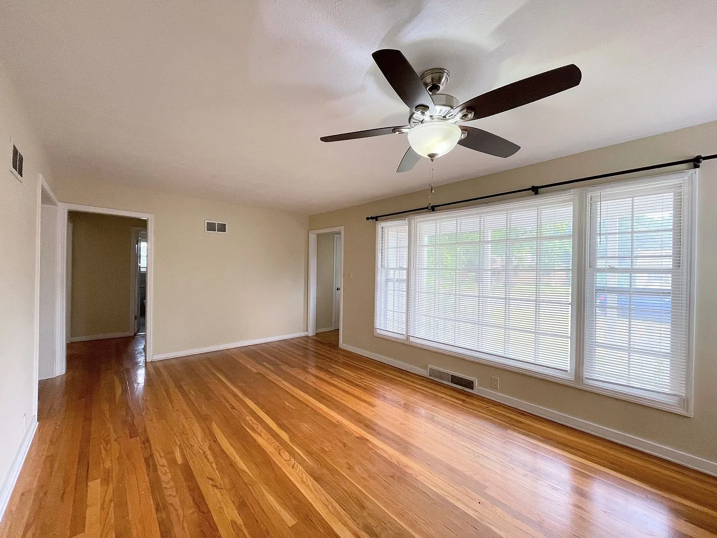 Cozy 2 bed 1.5 bath home — Photo 3
