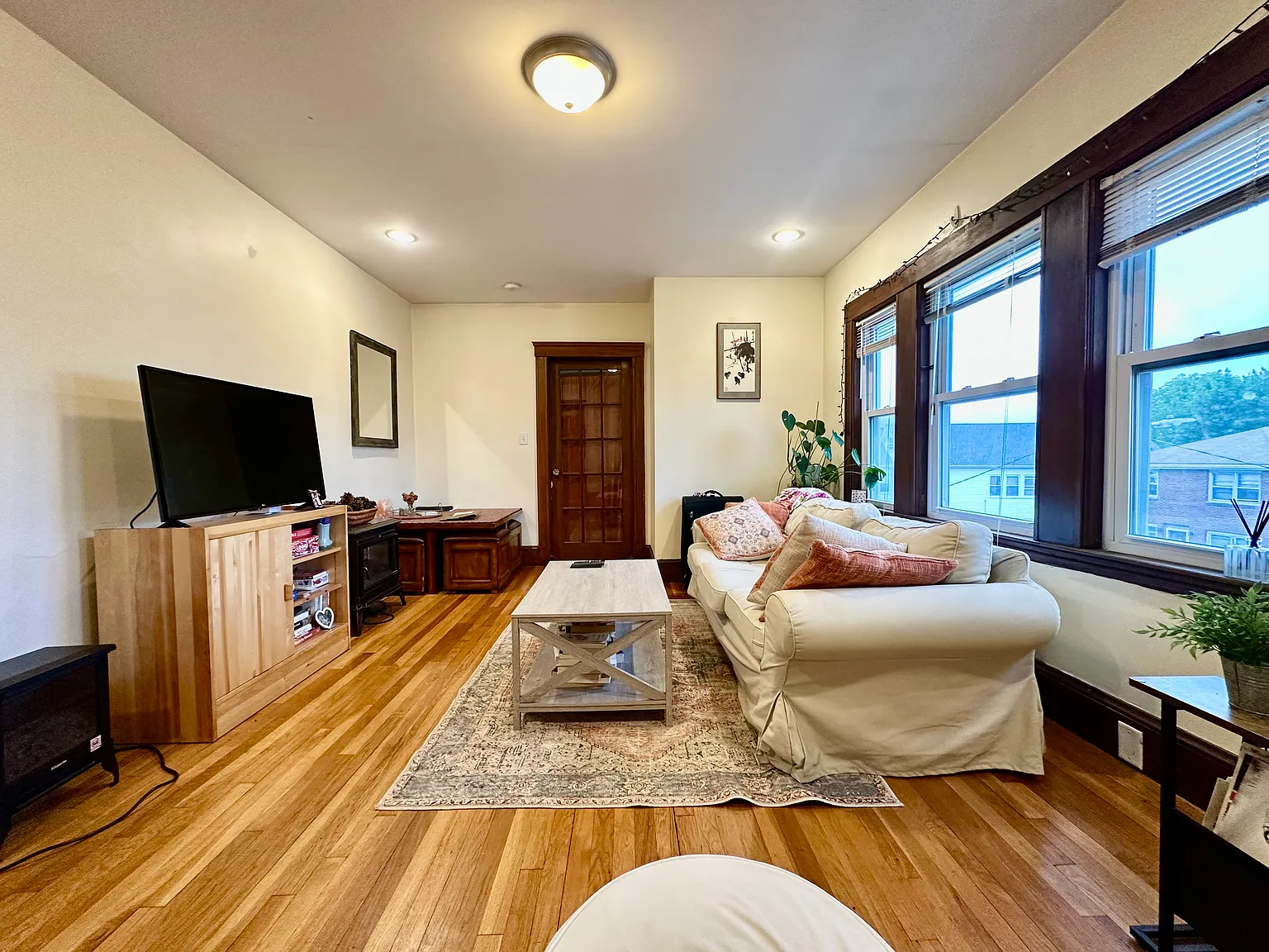 3 bed, 1340 sqft, $3,250 — Photo 2