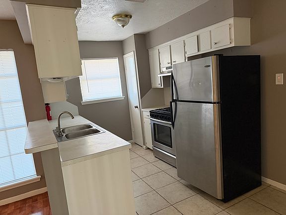 4th image of 4835 Parkland St