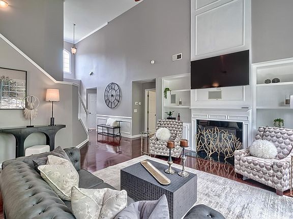 3rd image of 213 Wood Eden Ct