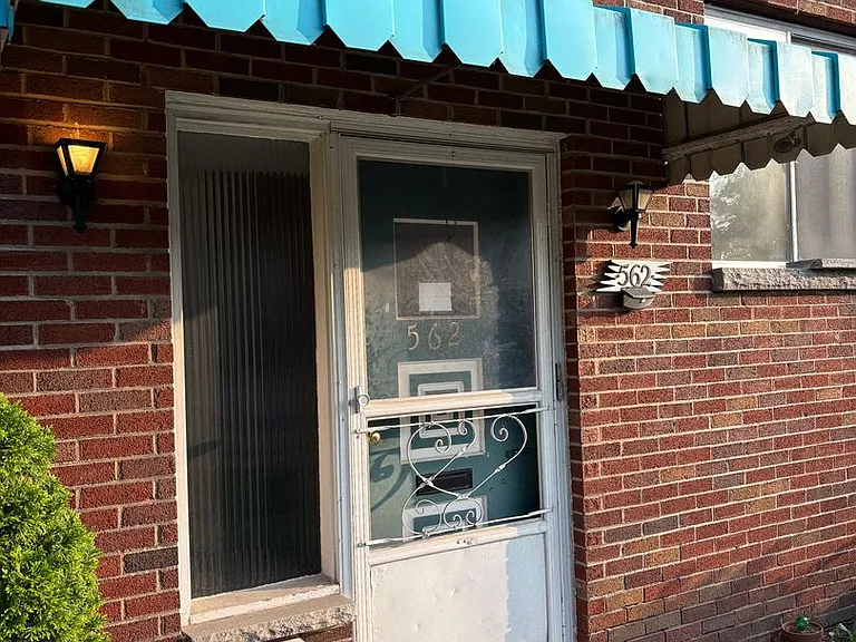 562 Kenmore Ave — Photo 14
