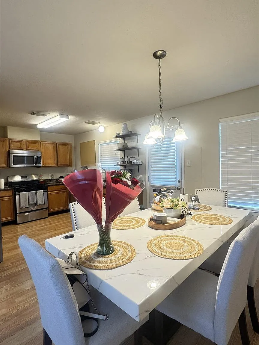 3 bed, 2.5 bath, 2107 sqft, $2,150 — Photo 3