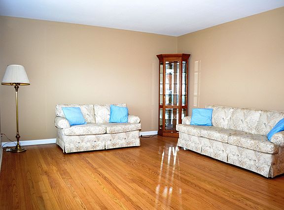 3rd image of 576 Green Valley Dr W