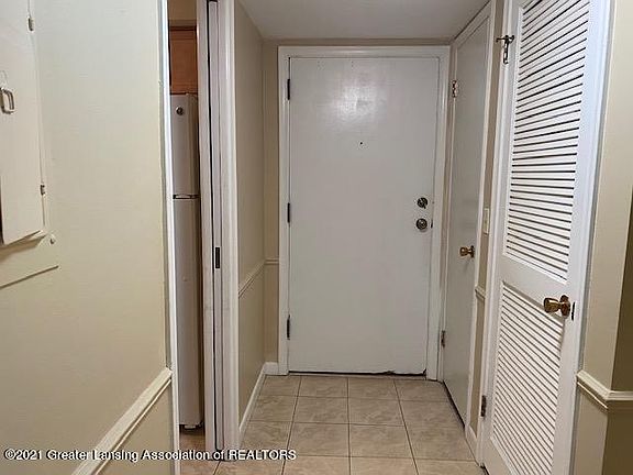 3rd image of 523 Bainbridge Dr APT 32