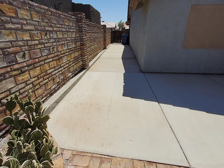 Side entry to backyard